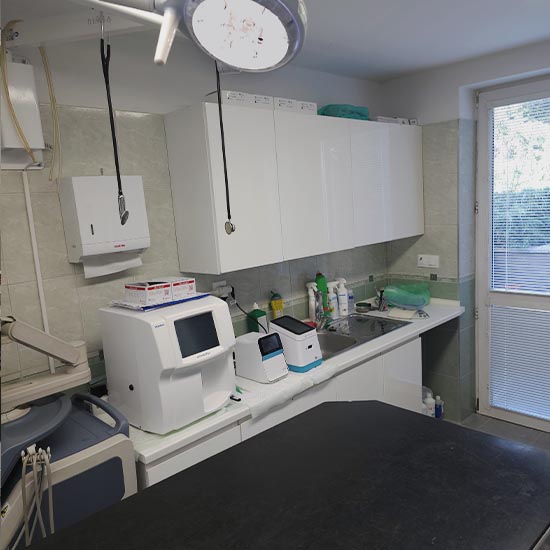 Operačná sála a laboratórne vybavenie kliniky